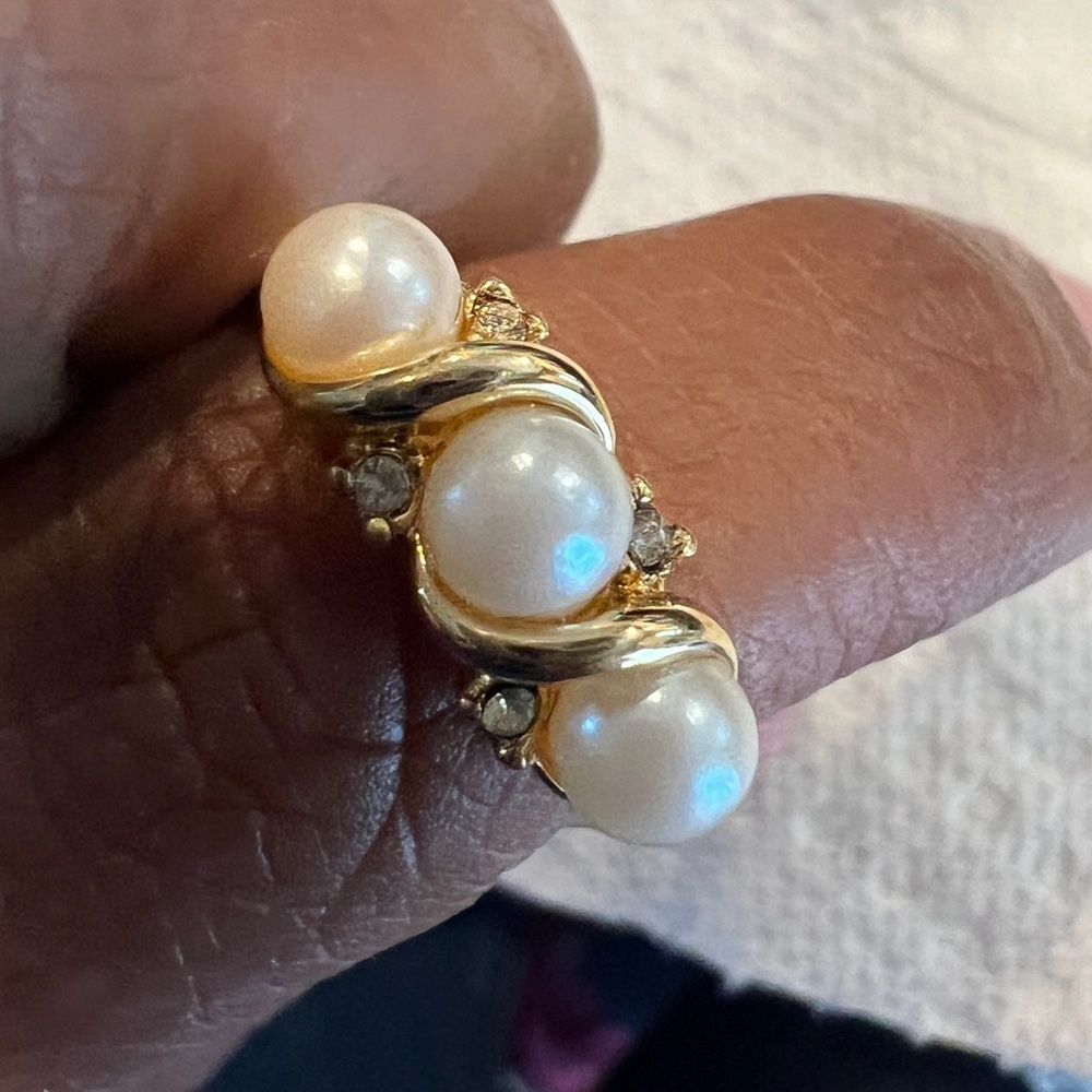 Gold-tone Pearl ring with crystal accent stones, size 7.5